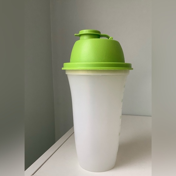 EUC Tupperware Quick Shaker 2 cup - Picture 5 of 9